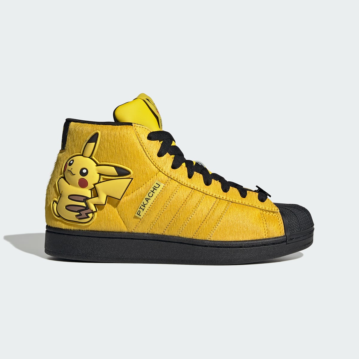 SUPERSTAR II MID(KI2862)。黄色の毛足のあるアッパーにヒールのピカチュウのワッペン、サイドに「PIKACHU」の文字