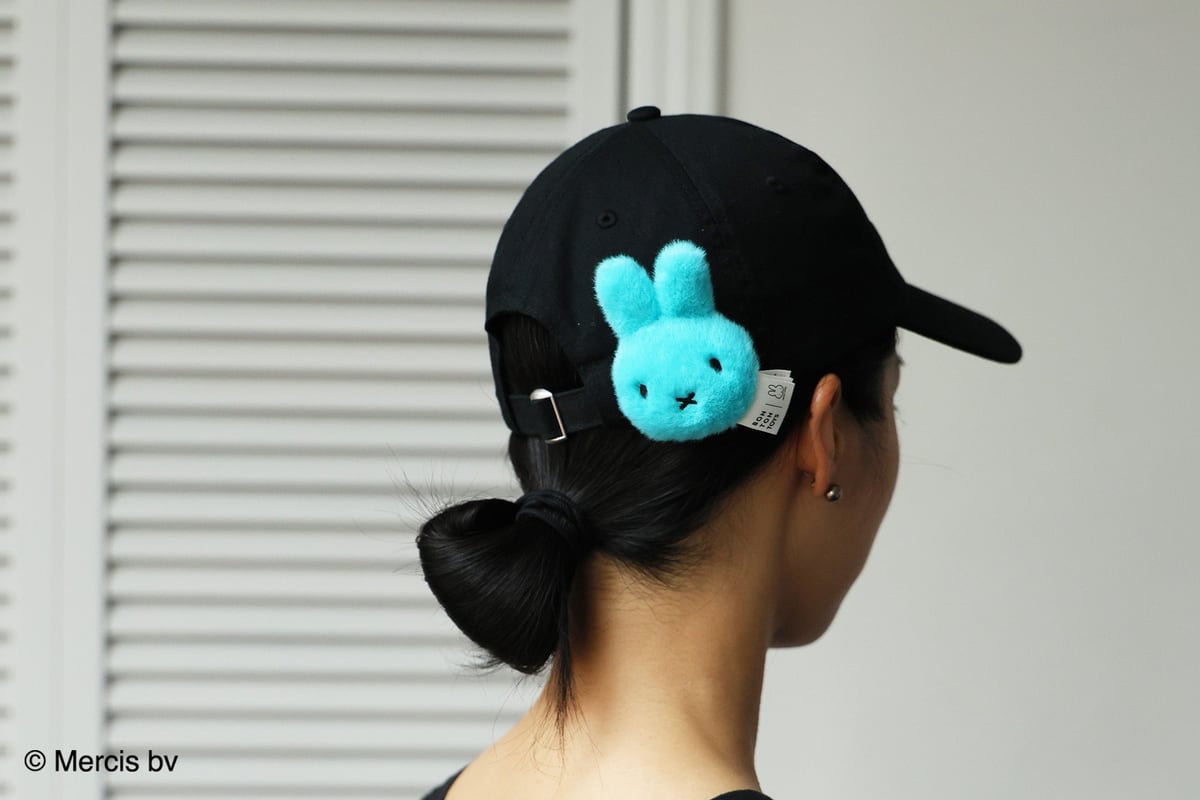 キャップに付けたFuzzy Brooch(Teal)