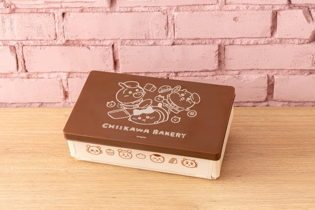 ちいかわベーカリーのランチボックス(M)。茶色のふたに「CHIIKAWA BAKERY」の文字