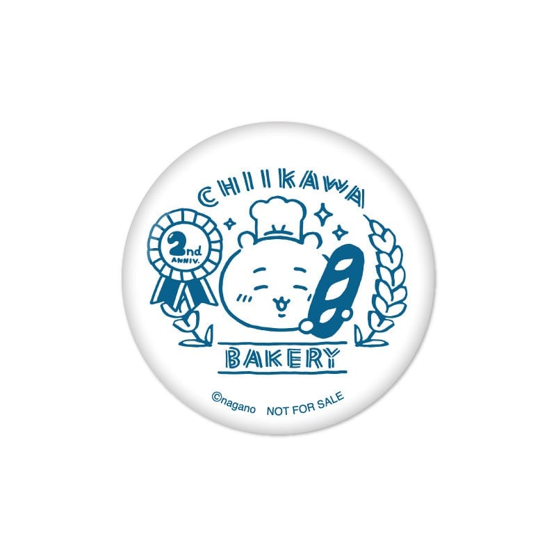 「2周年オリジナルマット缶バッジ」。白地に青一色で「CHIIKAWA BAKERY」の文字と「2nd ANNIV.」のロゼットが入ったデザイン
