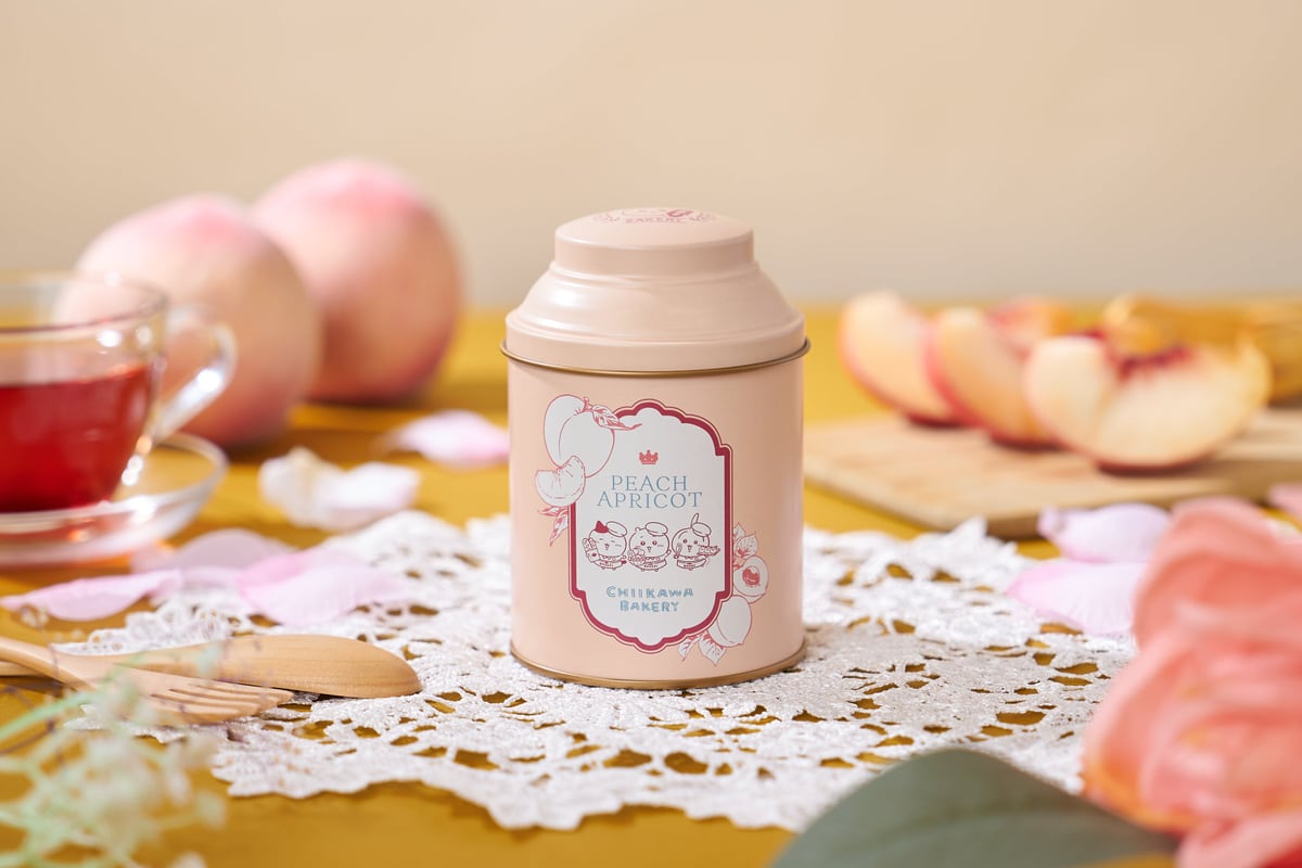 淡いピンクの「PEACH APRICOT」紅茶缶。ちいかわたちのイラストと CHIIKAWA BAKERY のロゴ入り