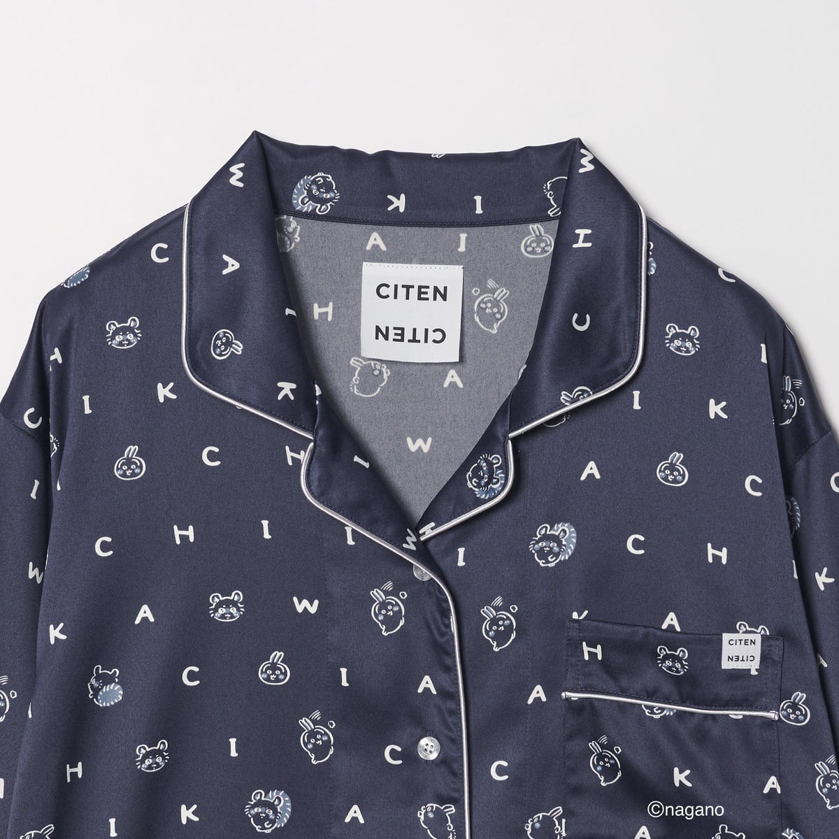 ちいかわ CITEN サテンルームウェア ネイビーの襟元。白のパイピングと CITEN のネームタグが入り、総柄プリントが白で抜かれている