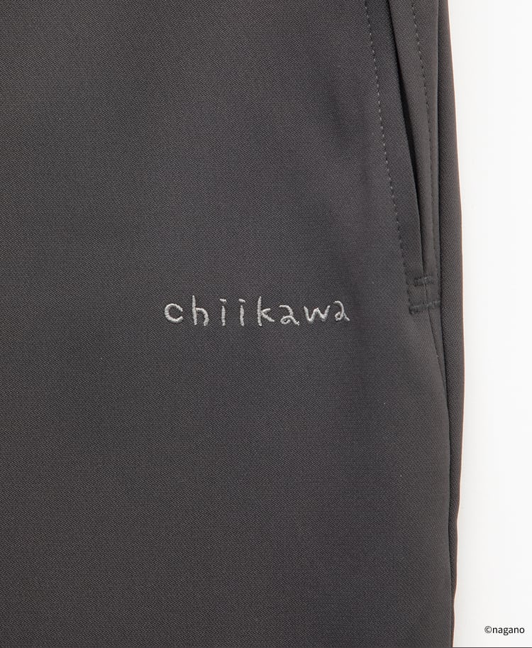 スクラブパンツに入った「chiikawa」の文字の刺繍