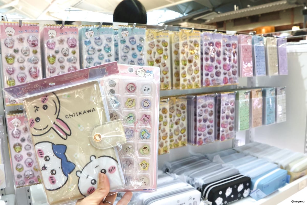 ちいかわのウォーターシールが並ぶ棚と、手に持ったCHIIKAWAのシールバインダー