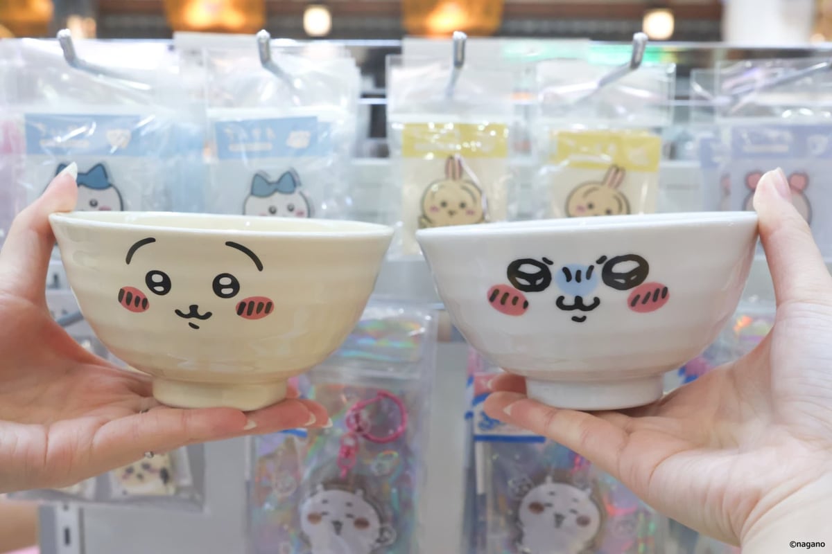 ちいかわとハチワレの顔が描かれた茶碗を両手で持っている