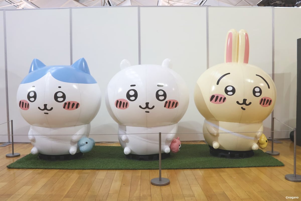 ハチワレ・ちいかわ・うさぎの大きなバルーンが人工芝の上に並んだフォトスポット