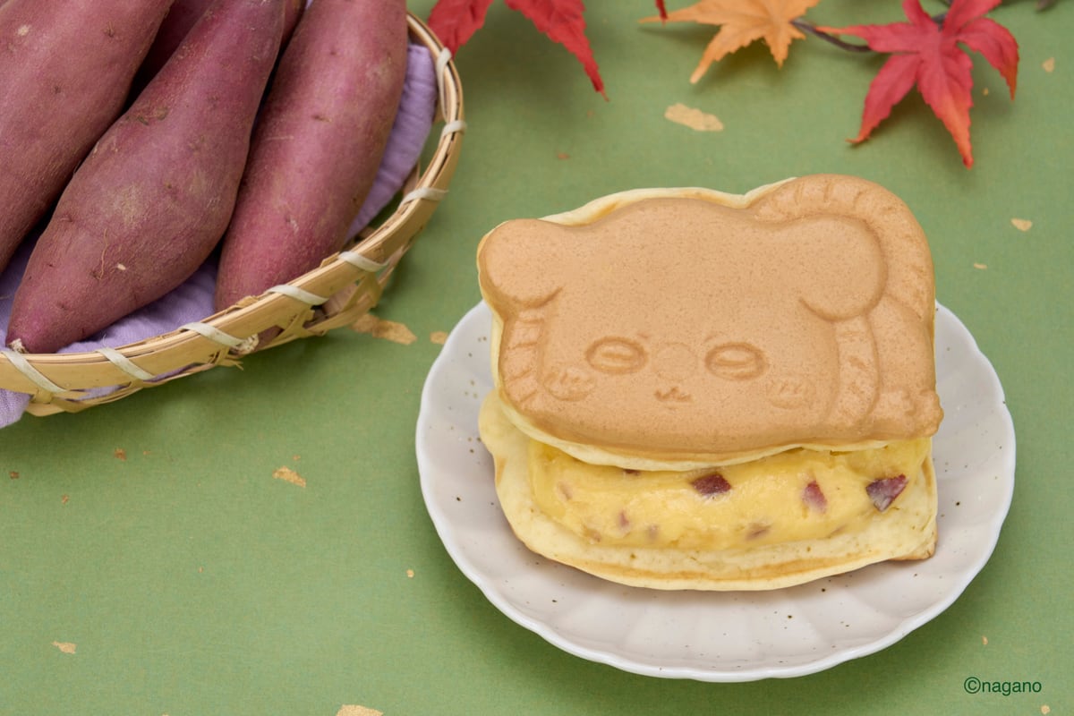 モモンガ(さつまいも)の断面。黄色いクリームにさつま芋の角切りが入っている