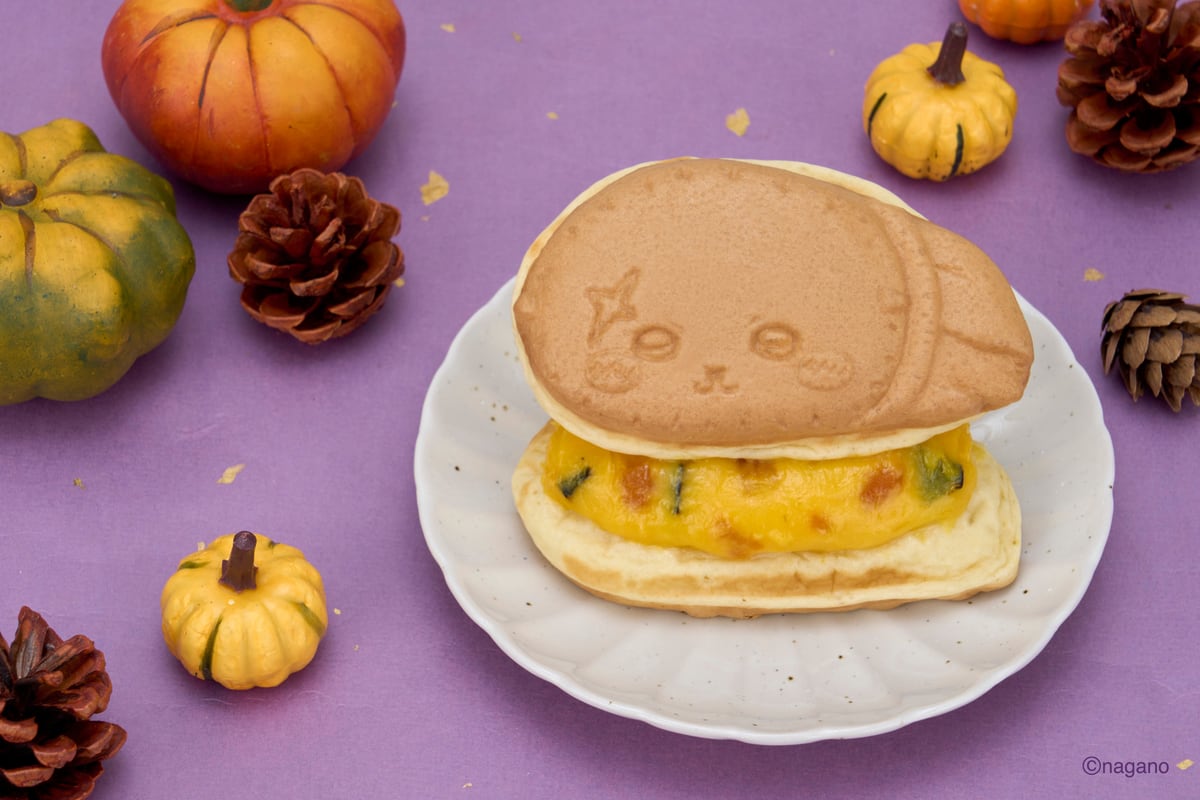 ラッコ(パンプキン)の断面。かぼちゃの角切り入りの黄色いクリーム