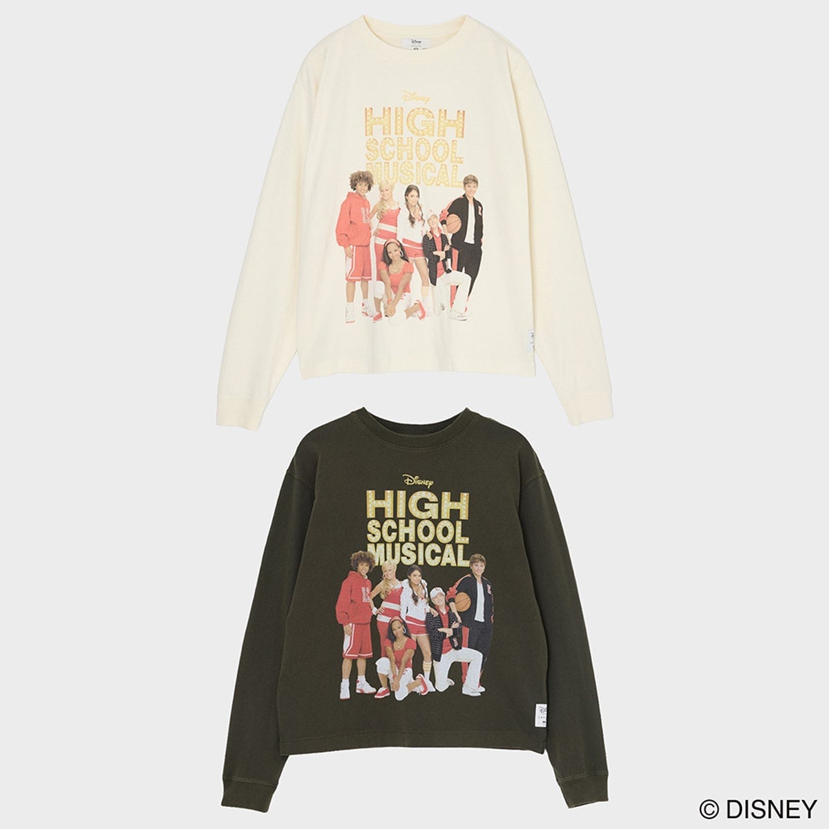 『ハイスクール・ミュージカル』の長袖Tシャツ2色。生成りと黒の生地に、金色の「HIGH SCHOOL MUSICAL」のロゴと出演キャラクターの集合写真がプリントされている