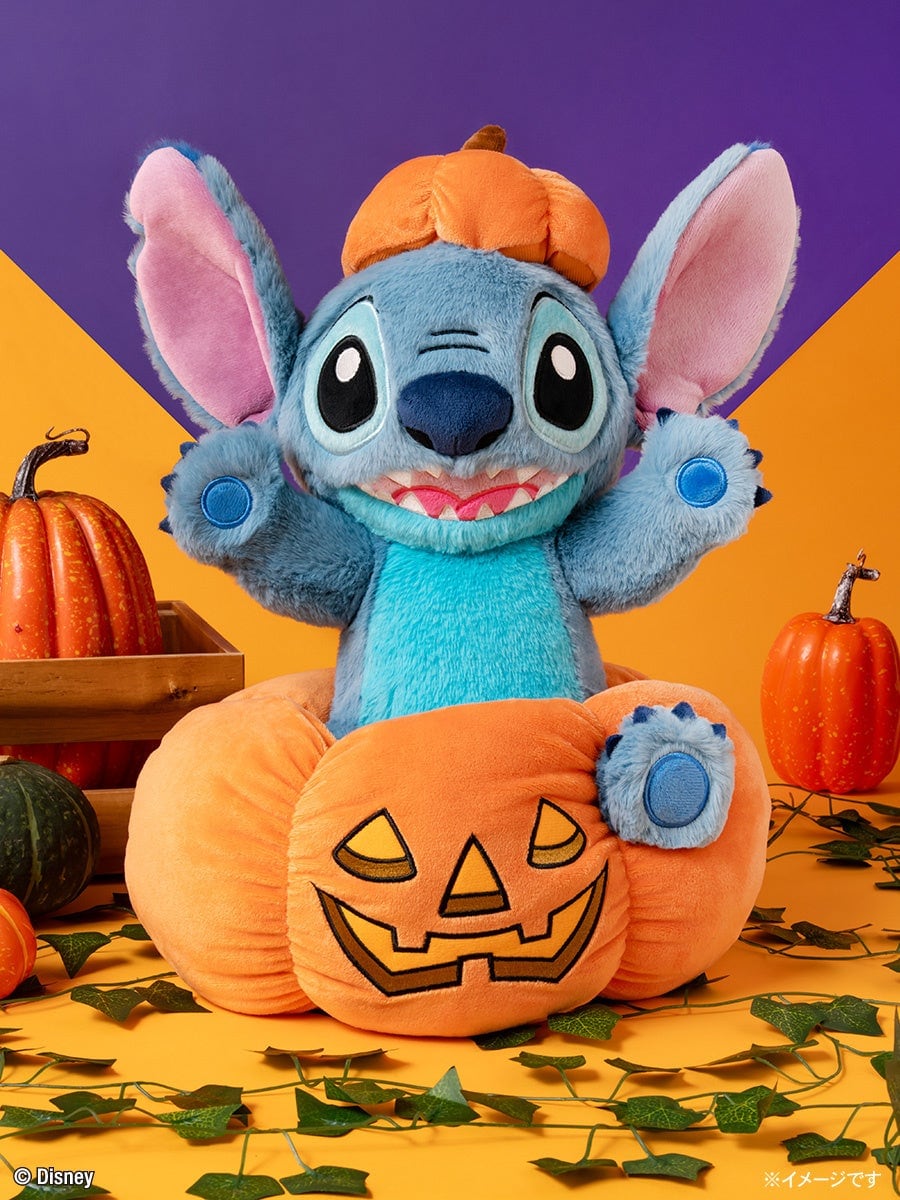 A賞 スティッチ ハロウィンぬいぐるみ。カボチャの帽子をかぶり、ジャック・オー・ランタンの顔が付いたカボチャの中に座っている