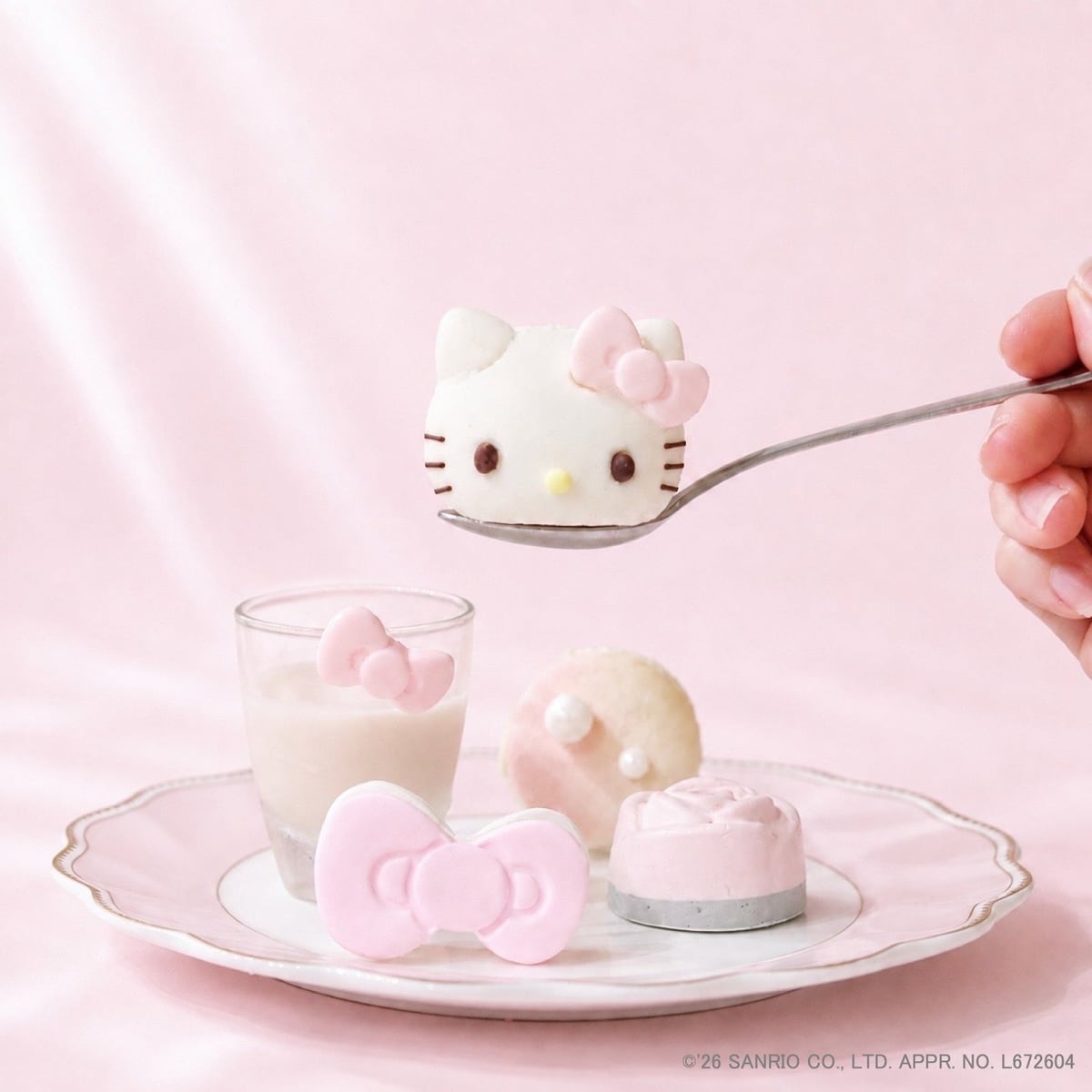 Ginger Garden AOYAMAのハローキティコラボ。ハローキティの顔の形をしたスイーツをスプーンですくった写真