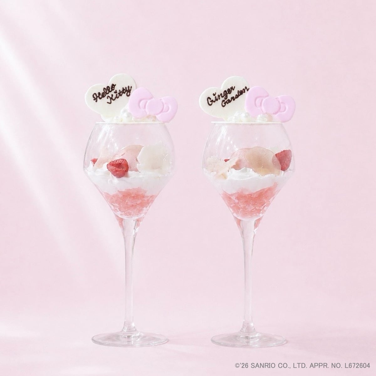 ハローキティ リボンパフェ2つ。ハート型のプレートに「Hello Kitty」「Ginger Garden」と書かれ、ピンクのリボン形の飾りがのっている