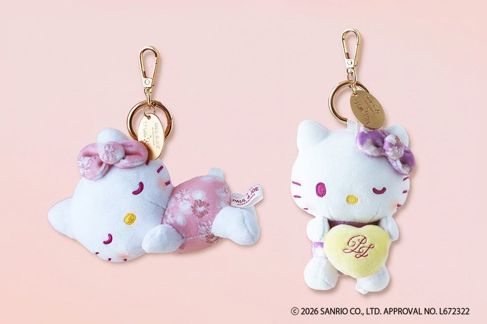 ハローキティ×PAUL & JOE ACCESSOIRESのぬいぐるみチャーム2種。寝そべったキティと、ハートを抱えたキティ