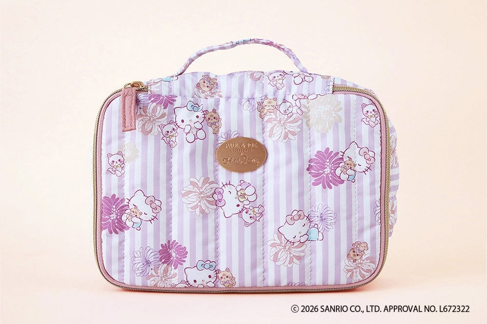 ハローキティ×PAUL & JOE ACCESSOIRESのバニティポーチ。ストライプ地に菊の花とキティ、ジプシー、ヌネットの総柄