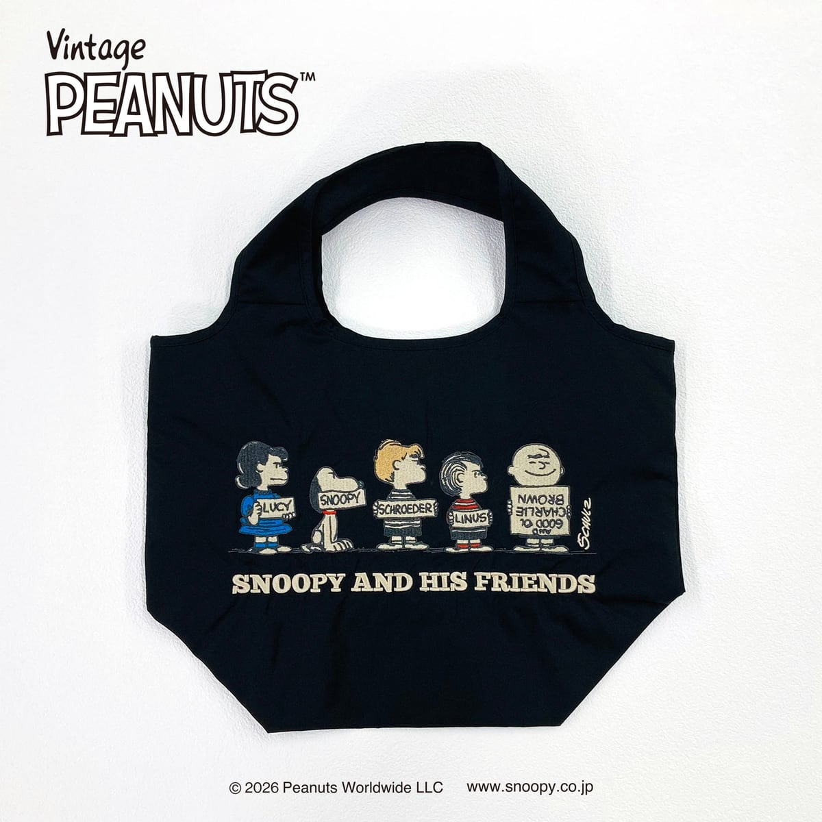 ブラック地のPEANUTS刺繍エコバッグ(SNOOPY AND HIS FRIENDS)