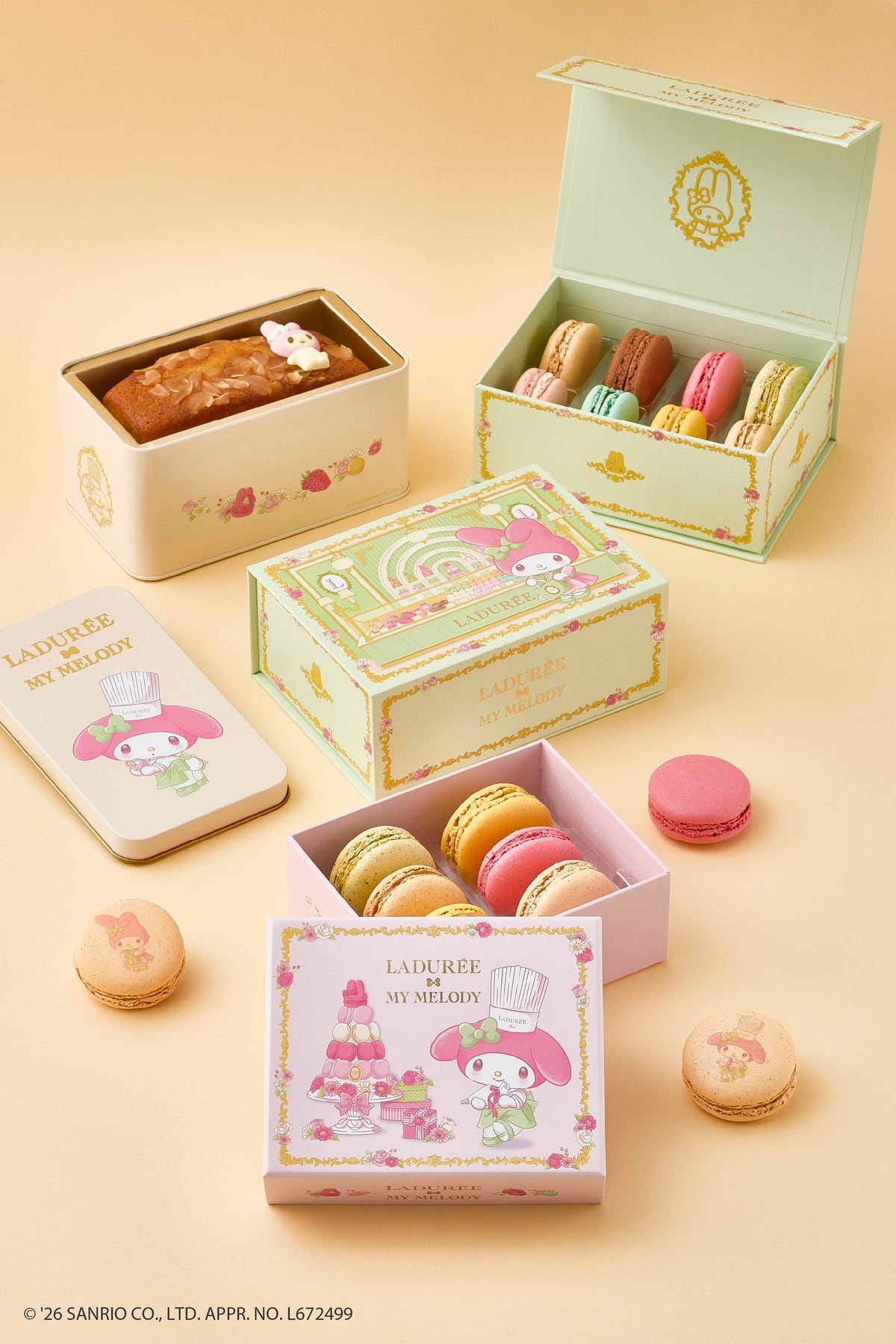 マカロンボックス、パウンドケーキ缶、プリントマカロンが並んだ焼き菓子のラインナップ