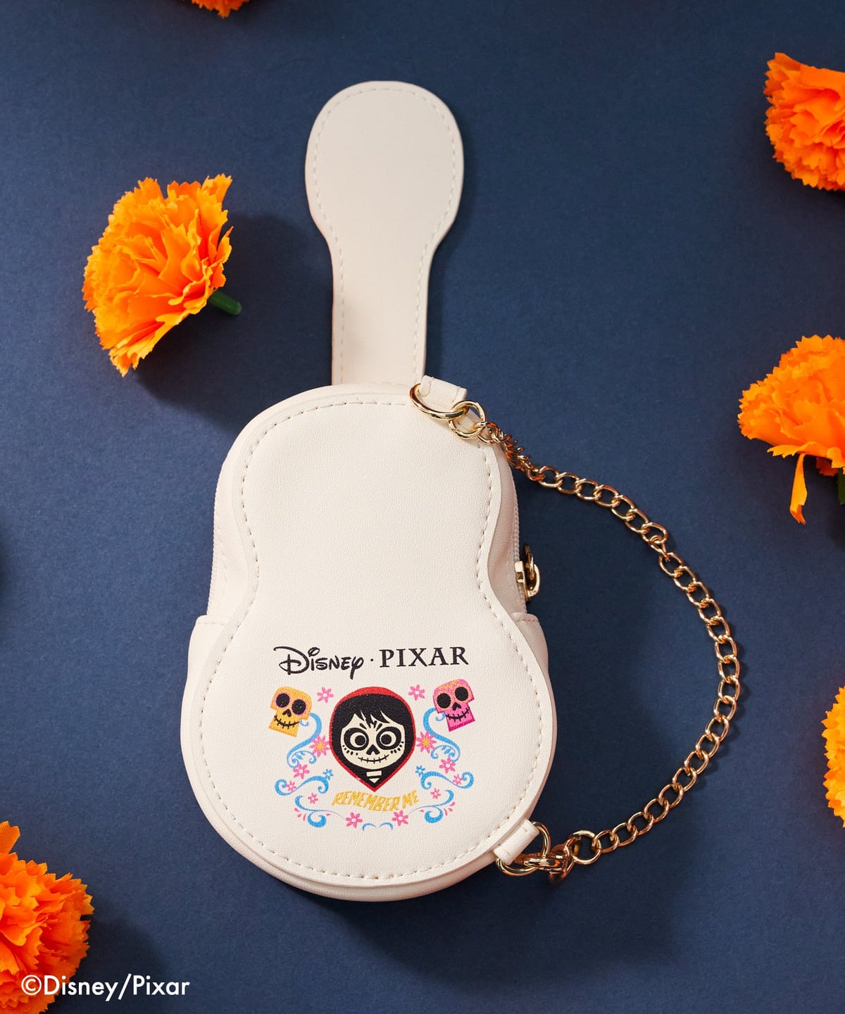 Maison de FLEUR『リメンバー・ミー』ギターポーチチャームの裏面。ミゲルのイラスト入り