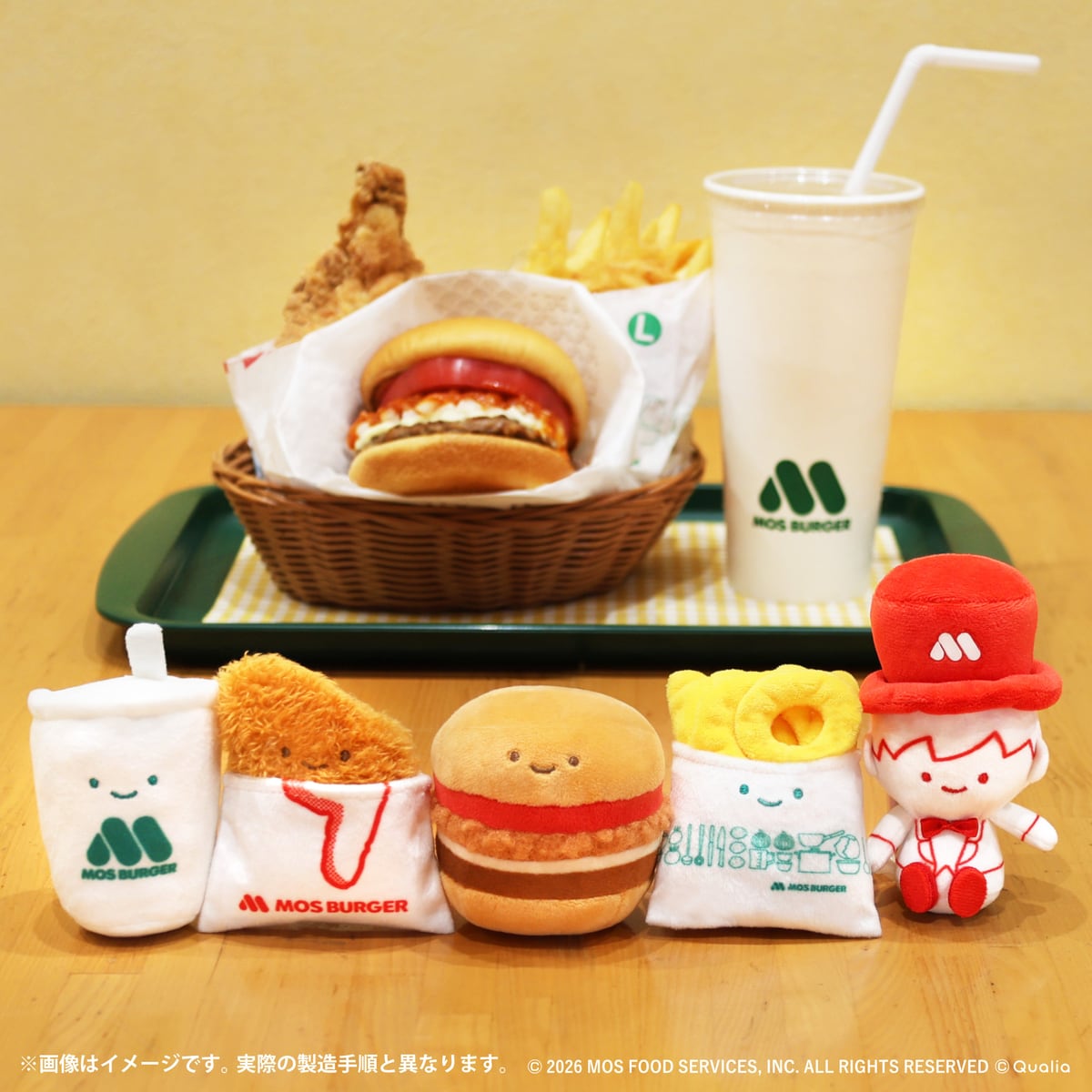 モスバーガーのトレーの前に並んだドリンク、モスチキン、モスバーガー、オニポテ、リルモスのぬいぐるみ5種