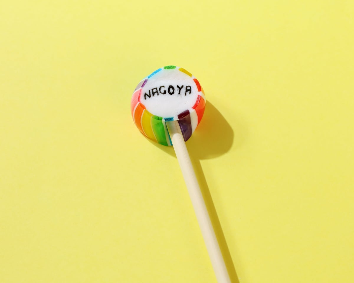 オープン記念の限定ロリポップ。レインボーカラーの飴の中央に「NAGOYA」の文字が入っている