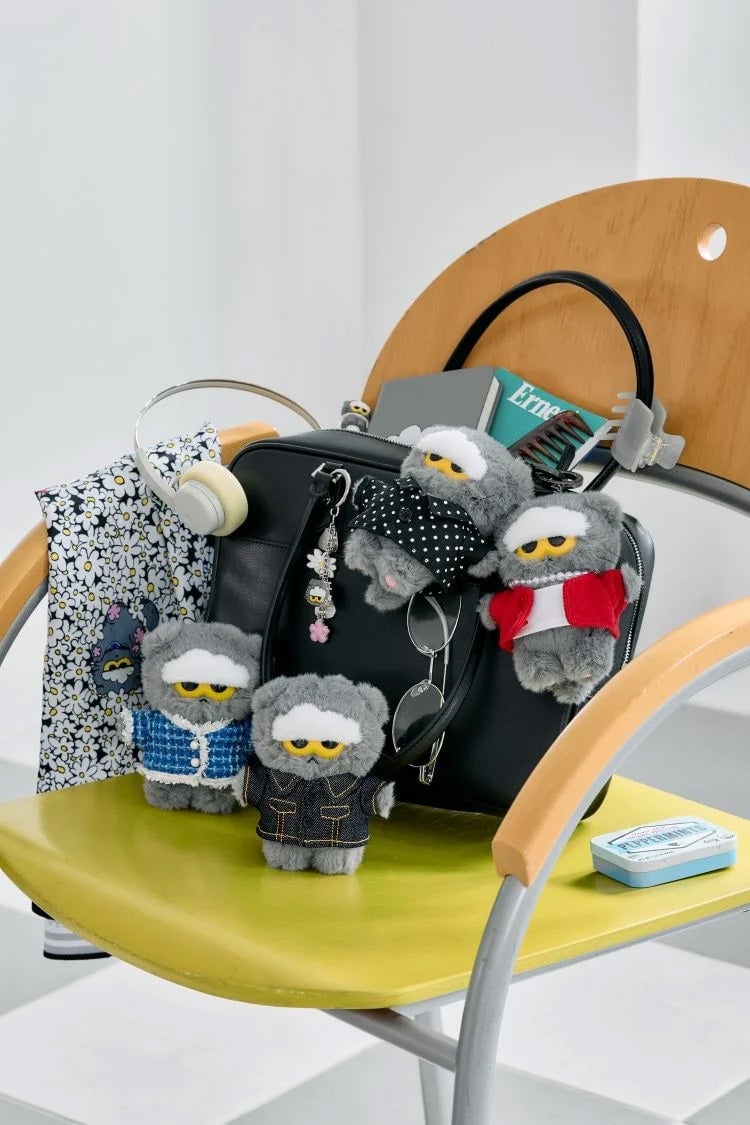 ZO&FRIENDSのぬいぐるみキーリング（CROWN EDITION）ZOA。衣装違いのぬいぐるみが4体、黒いバッグの周りに置かれている