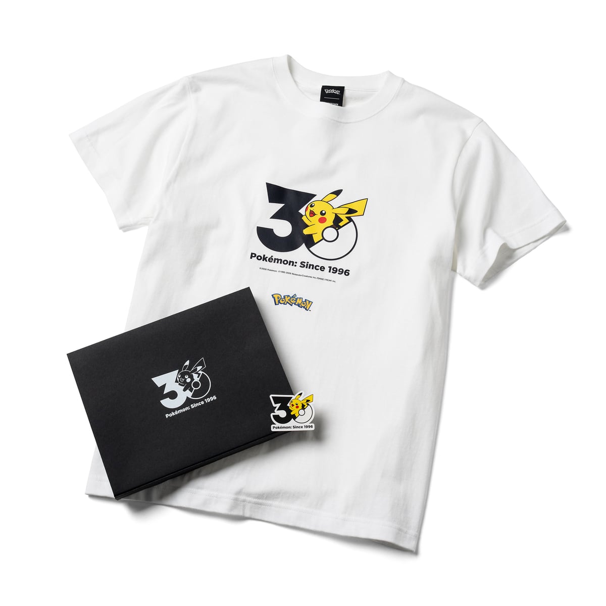 Tシャツと黒いオリジナルBOX、ピカチュウの30周年ロゴステッカーを並べた商品イメージ