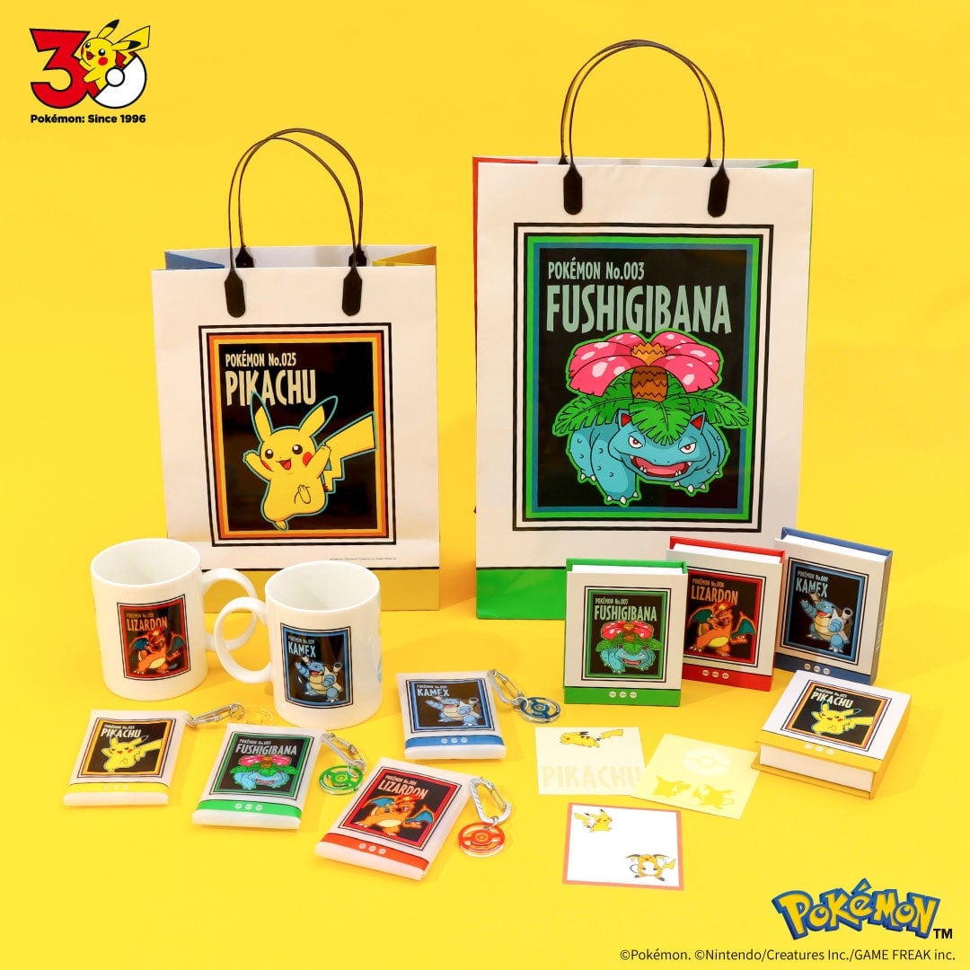 3COINS×ポケモン design1の商品。ピカチュウ・フシギバナの紙袋、リザードン・カメックスのマグカップ、BOOK型メモ、PVCポーチ、スライドミラーなど