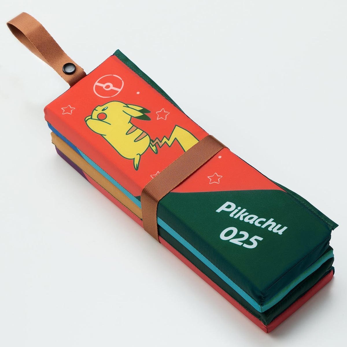 折りたたんだ状態のおでかけポータブルクッション。ピカチュウの絵と「Pikachu 025」の文字が入っている