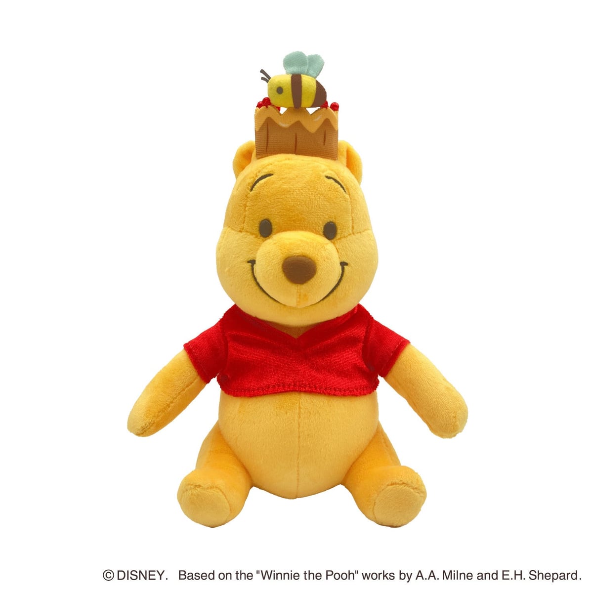 「Celebration 100th Winnie the Pooh ぬいぐるみ」。頭に王冠の形をした切り株をのせ、その上にハチが一匹止まっている