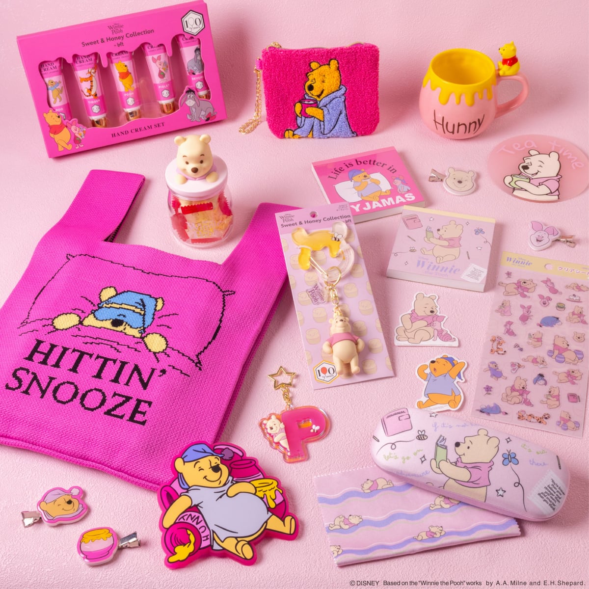 「Sweet & Honey Collection」のビビッドカラー系アイテム。ハンドクリームギフトセット、「Hunny」のフィギュア付きマグ、「HITTIN' SNOOZE」の文字が入ったニットバッグ、キャンディボトル、メガネケース、ステッカーなど