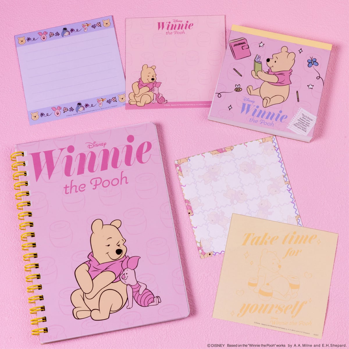 「Sweet & Honey Collection」の文具類。リングノート、スクエアメモ、クリアファイル、タオルなど淡いピンクとラベンダーの配色