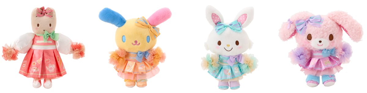 チアリステイルズのぬいぐるみ4種。左からマロンクリーム、ウサハナ、ウィッシュミーメル、ぼんぼんりぼんが、それぞれチアリーダー風のスカートとポンポンを身につけて並んでいる