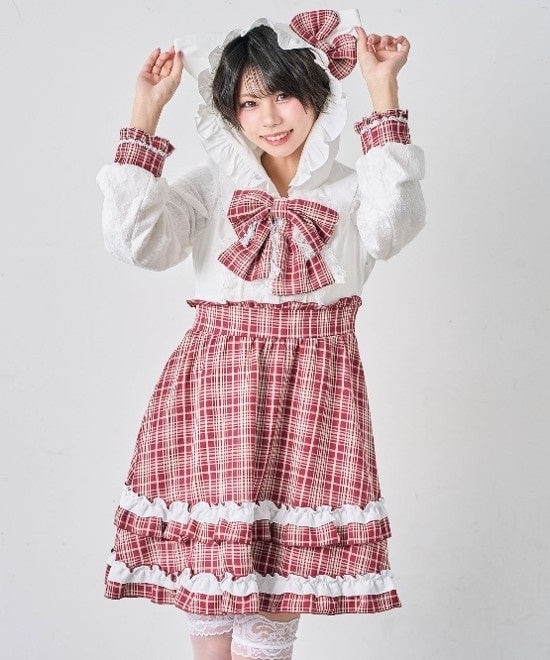 なりきりアイドルワンピース。フリルの付いた白ブラウスに赤いチェック柄の大きなリボンタイ、同じ柄のティアードスカートを合わせている