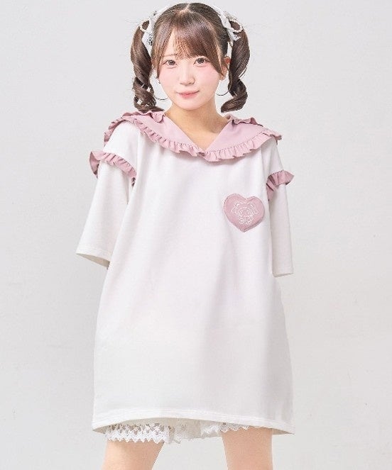 なりきりセーラーTシャツワンピ。白地にフリル付きのセーラー襟、胸元にハート型のワッペンが付いている