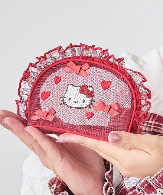フェイスメッシュポーチ。赤いメッシュ地に小さなハートとリボンが散り、中央にハローキティの顔の刺繍が入っている