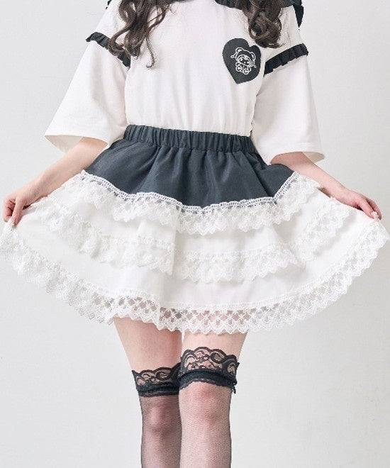 なりきりティアードミニスカート。黒の腰まわりから白いレースのフリルを3段重ねたミニ丈スカート