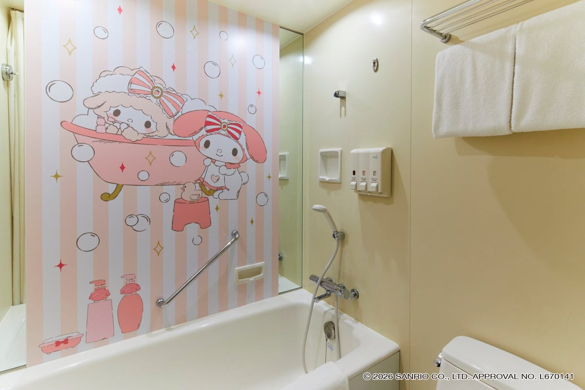 マイメロディルームのバスルーム。壁面にストライプ柄のイラスト装飾