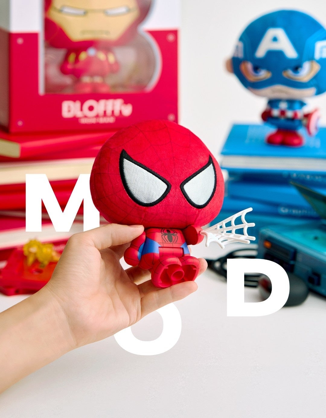 MODサイズのBLOFFFu。手のひらに乗せたスパイダーマンの後ろに、アイアンマンとキャプテン・アメリカ