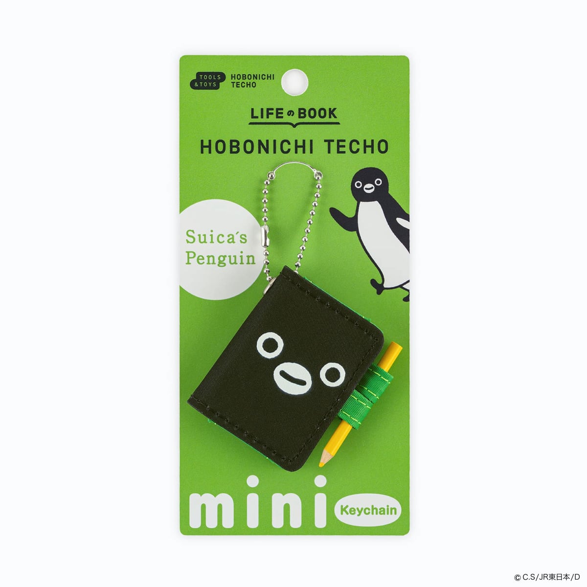 ほぼ日手帳miniキーホルダー。ペンギンの顔をプリントした黒い手帳型のミニチュアに黄色いペンが差してあり、緑の台紙に付いている