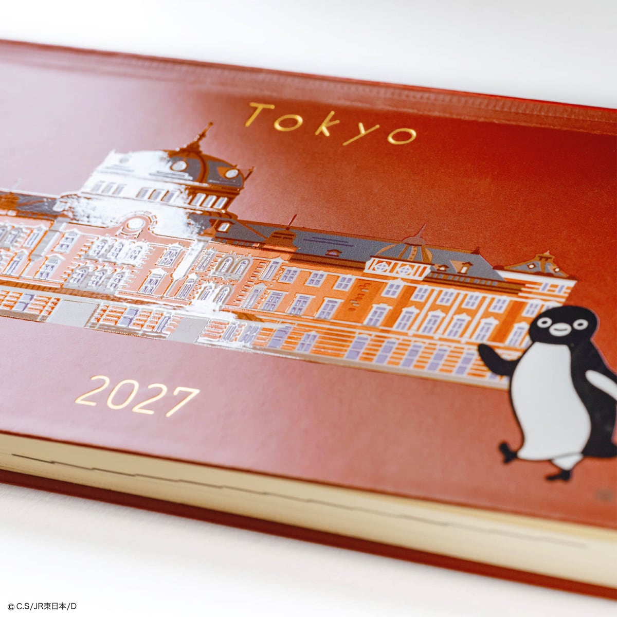 weeks「Tokyo」。赤レンガ色の表紙に東京駅丸の内駅舎のイラストとSuicaのペンギン、「Tokyo」「2027」の文字